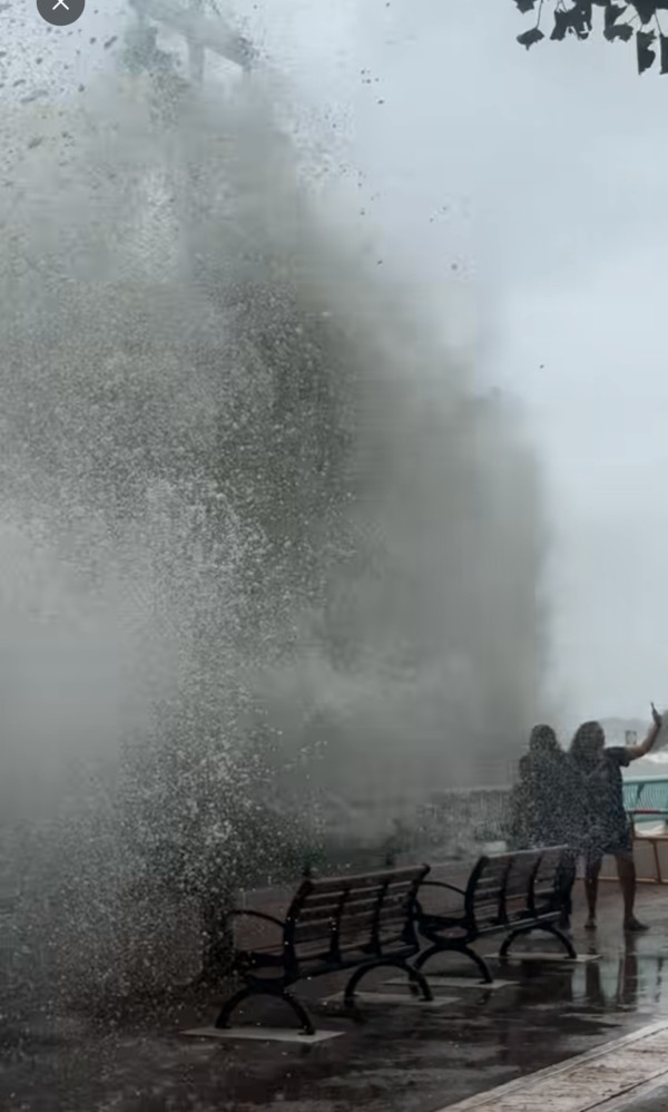 颱風樺加沙 多人無視風王近距離觀浪 網民怒：出事浪費公共資源
