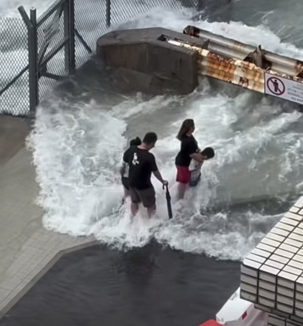 颱風樺加沙 多人無視風王近距離觀浪 網民怒：出事浪費公共資源