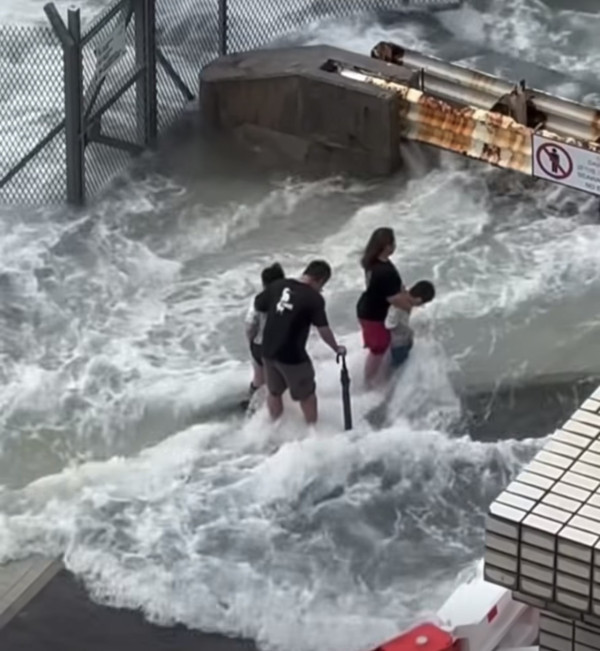 颱風樺加沙 多人無視風王近距離觀浪 網民怒：出事浪費公共資源