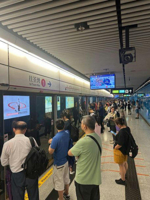 樺加沙｜香港打工仔10號風球下照返工！坐港鐵照瘋傳！網民留言感謝付出：辛苦晒