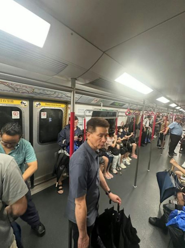 樺加沙｜香港打工仔10號風球下照返工！坐港鐵照瘋傳！網民留言感謝付出：辛苦晒