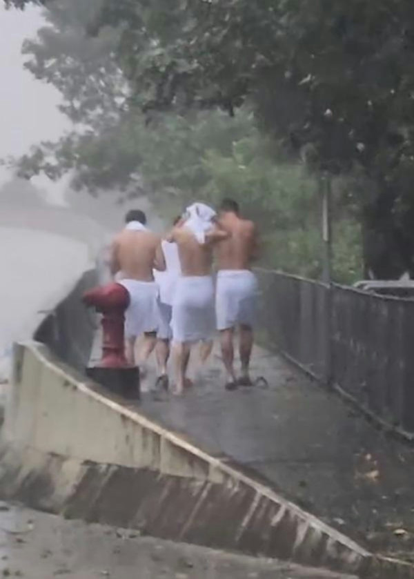 打風｜汀九四猛男風雨中漫步 造型出位超吸睛 網民齊估玩水定焗完桑拿