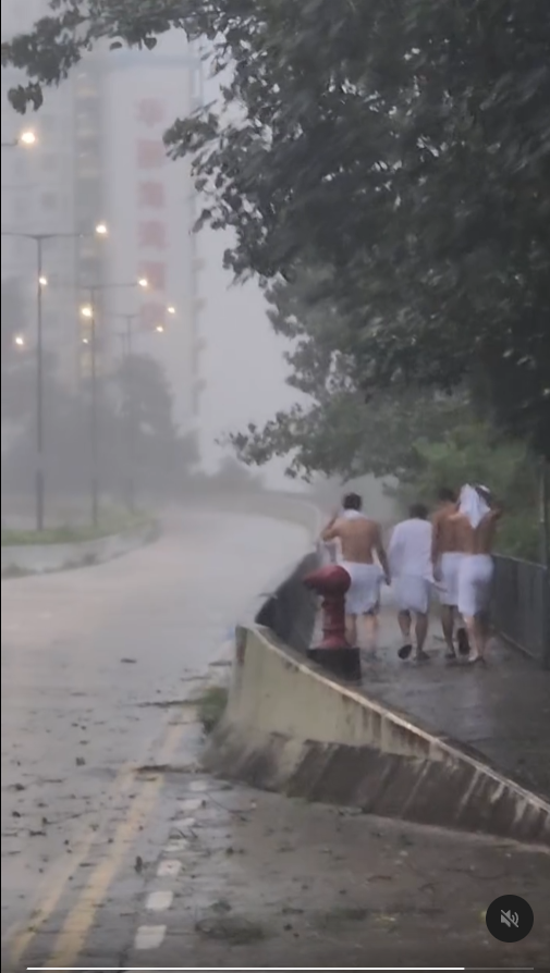 打風｜汀九四猛男風雨中漫步 造型出位超吸睛 網民齊估玩水定焗完桑拿