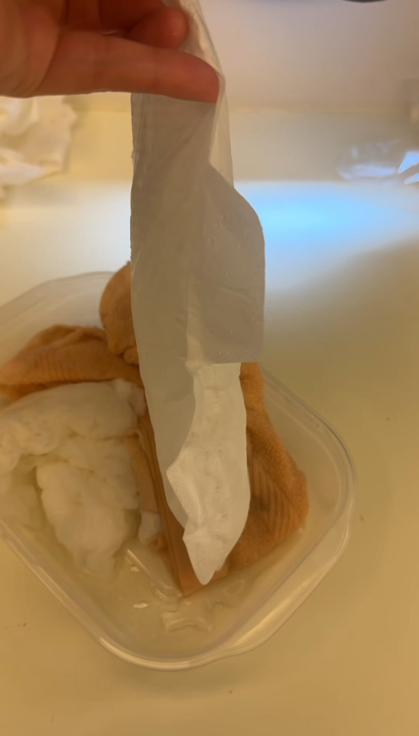 阿正窗邊漏水用M巾解決（圖片來源：Threads@903ahjeng）
