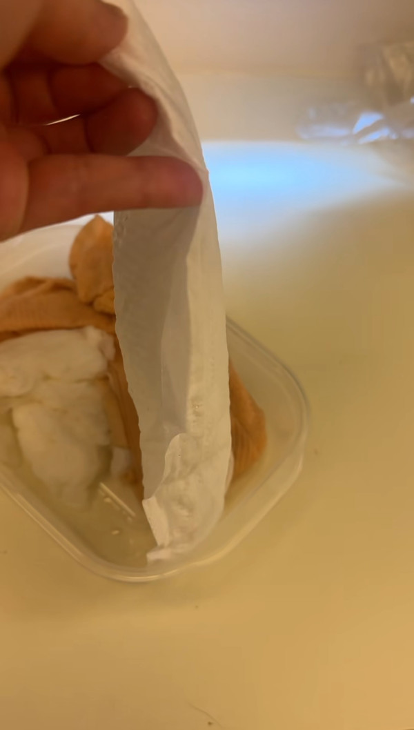 阿正窗邊漏水用M巾解決（圖片來源：Threads@903ahjeng）