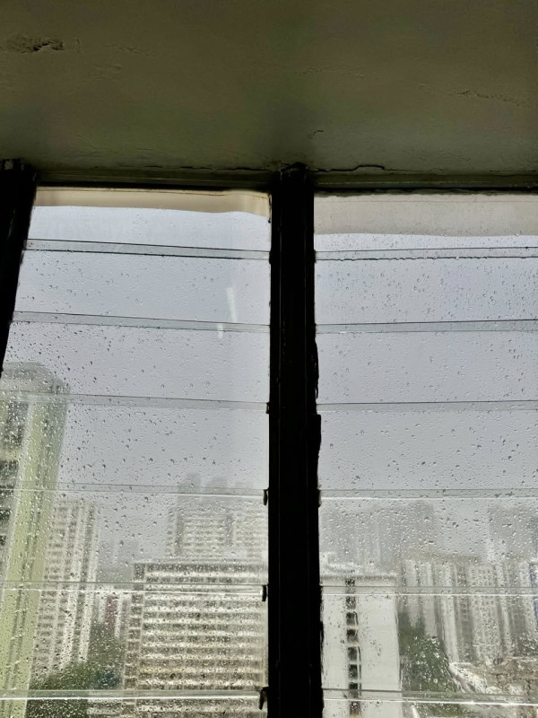 強颱樺加沙｜公屋廚房百葉窗成條骨吹斷咗！住戶報警自救：報房署無人理