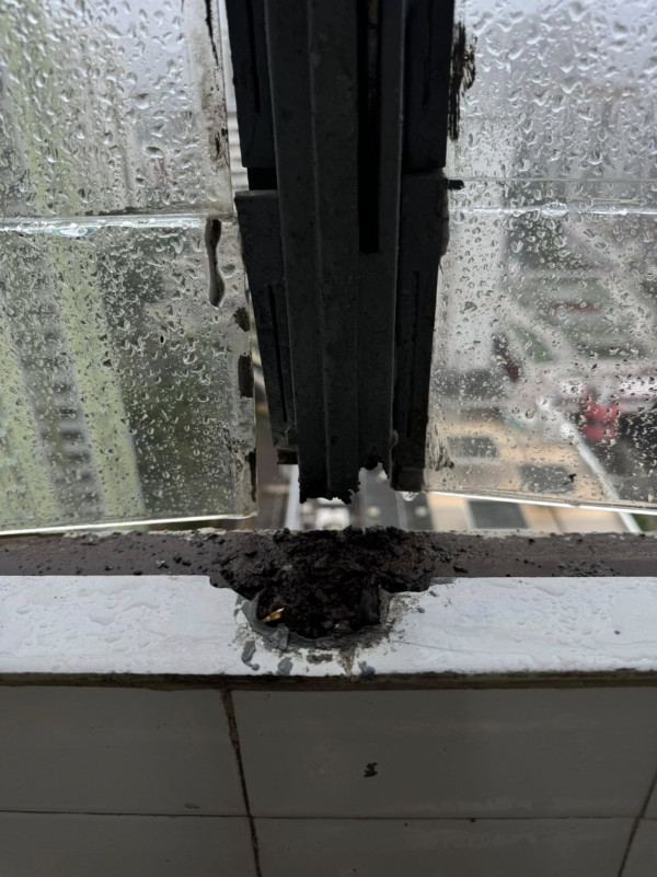 強颱樺加沙｜公屋廚房百葉窗成條骨吹斷咗！住戶報警自救：報房署無人理