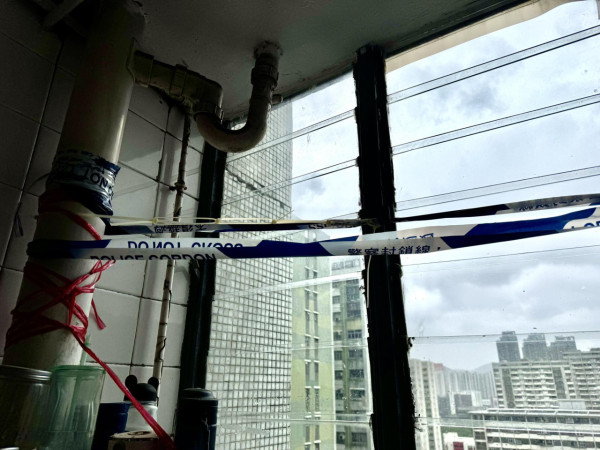 強颱樺加沙｜公屋廚房百葉窗成條骨吹斷咗！住戶報警自救：報房署無人理