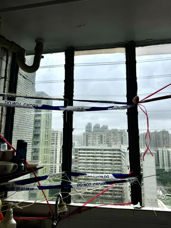 強颱樺加沙｜公屋廚房百葉窗成條骨吹斷咗！住戶報警自救：報房署無人理
