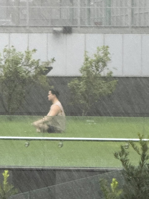 十號風球下「修煉高人」現身調景嶺？暴風雨下草地打坐引熱議！網民轟：同今朝海邊似同一人