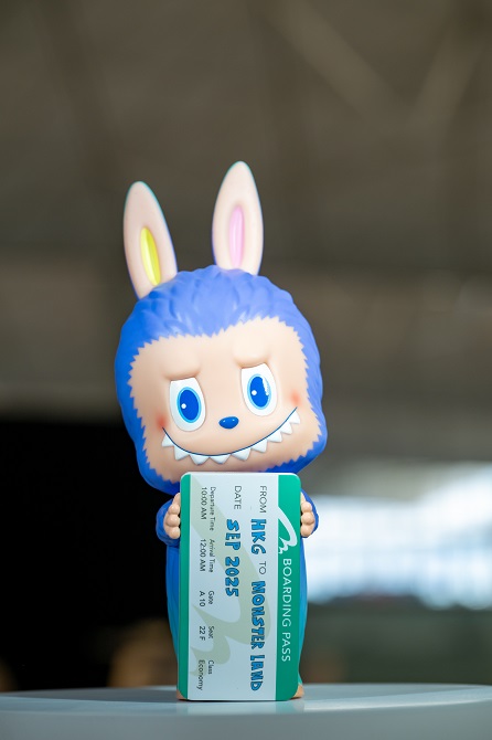 THE MONSTERS亮相香港國際機場 7米高巨型打卡位 設限量LABUBU手辦 
