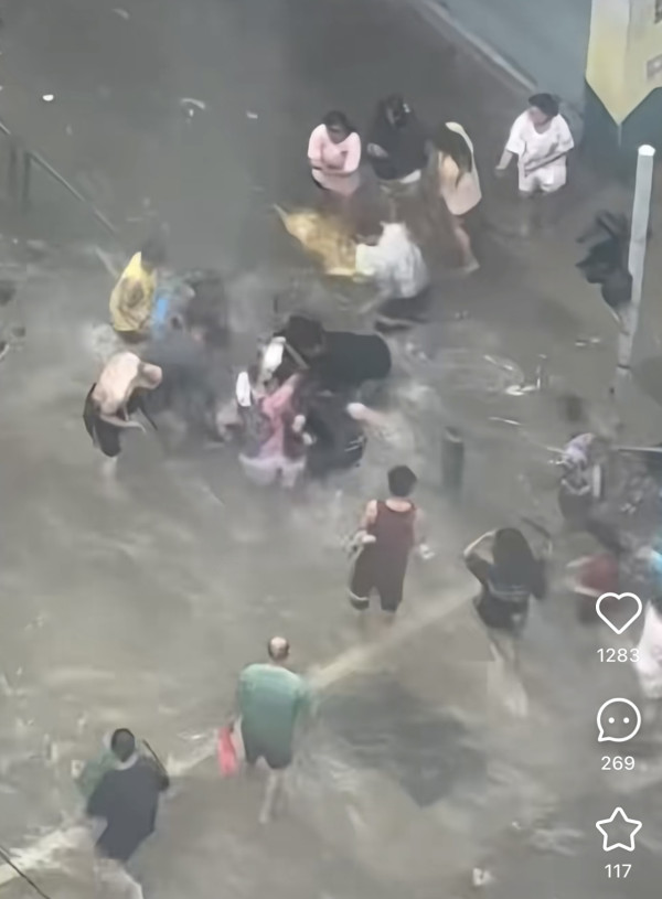 颱風樺加沙橫掃澳門海水倒灌街道變池塘  居民徒手捉大魚