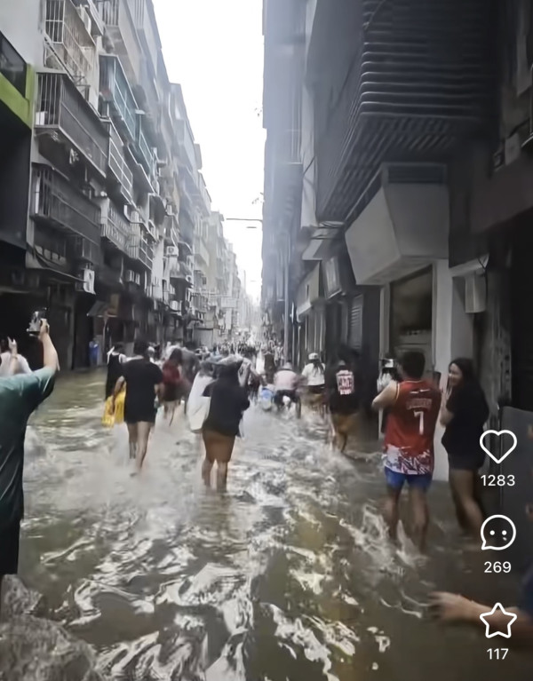 颱風樺加沙橫掃澳門海水倒灌街道變池塘  居民徒手捉大魚
