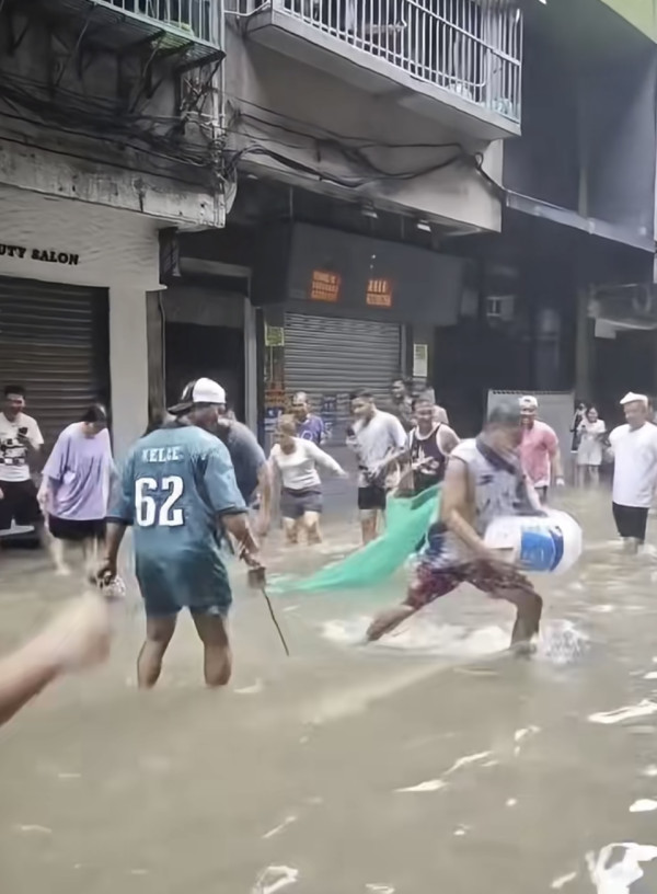 颱風樺加沙橫掃澳門海水倒灌街道變池塘  居民徒手捉大魚