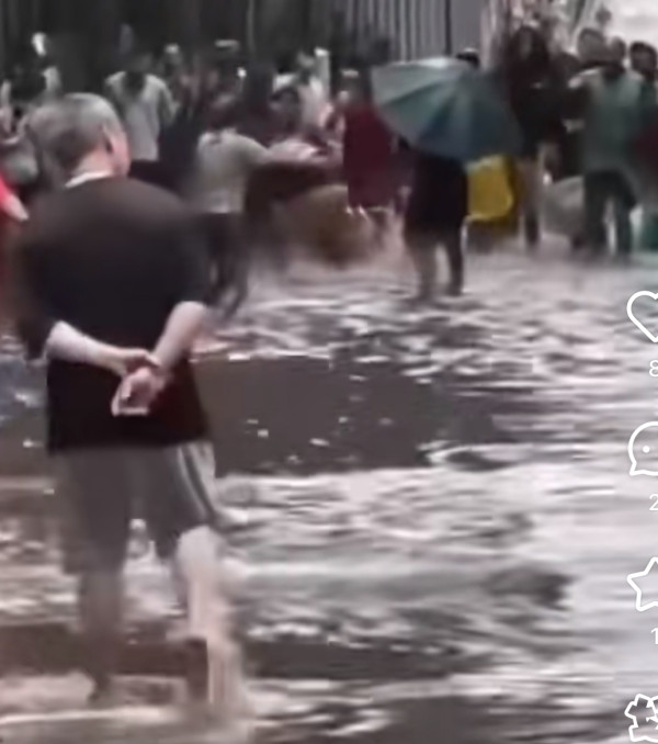 颱風樺加沙橫掃澳門海水倒灌街道變池塘  居民徒手捉大魚