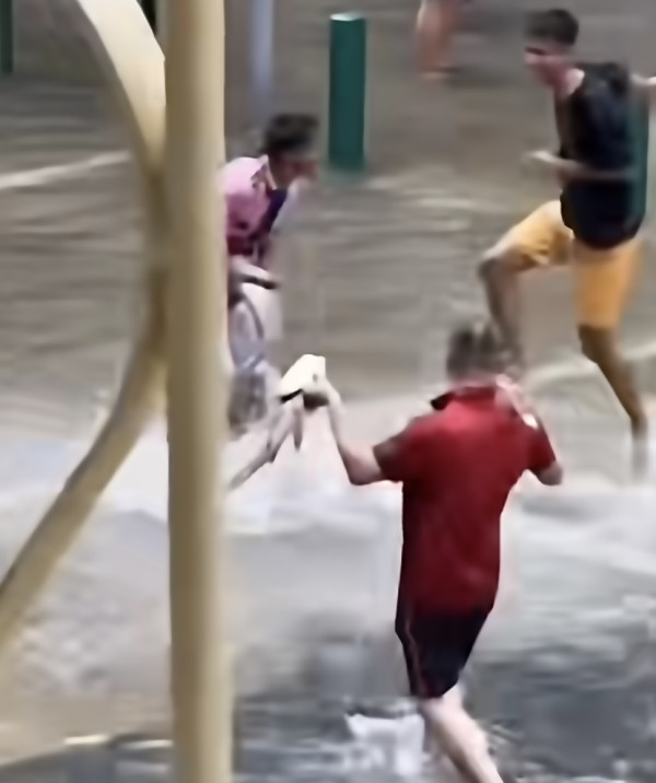 颱風樺加沙橫掃澳門海水倒灌街道變池塘  居民徒手捉大魚