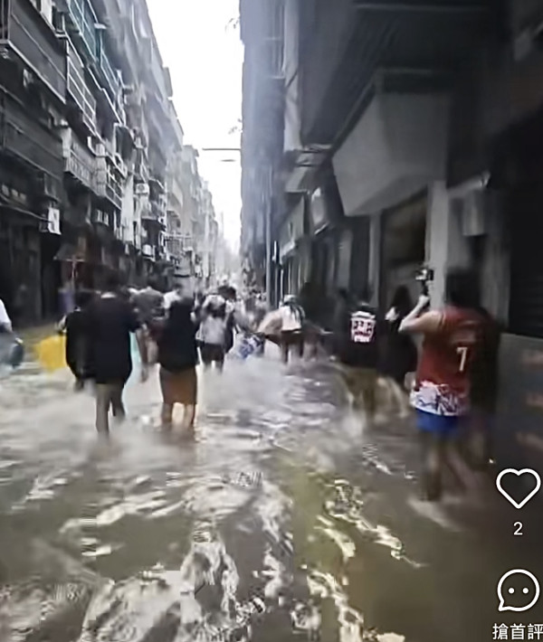 颱風樺加沙橫掃澳門海水倒灌街道變池塘  居民徒手捉大魚