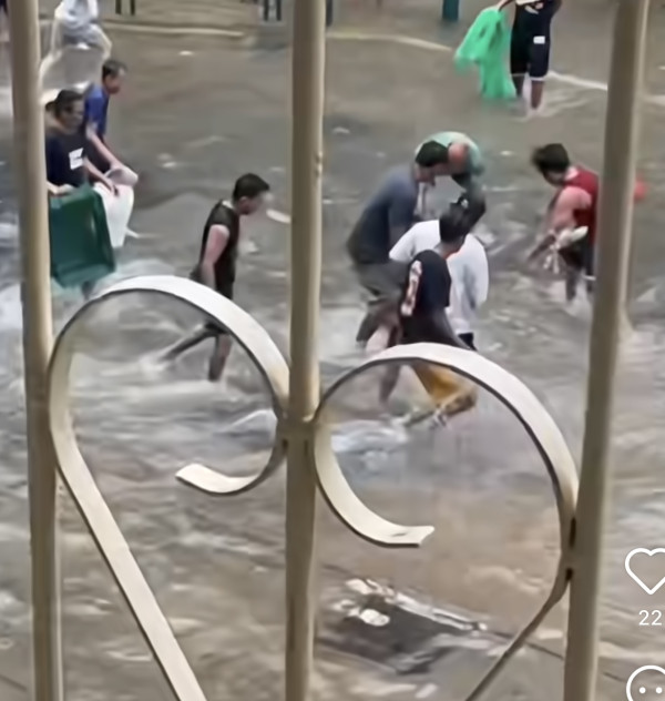 颱風樺加沙橫掃澳門海水倒灌街道變池塘  居民徒手捉大魚