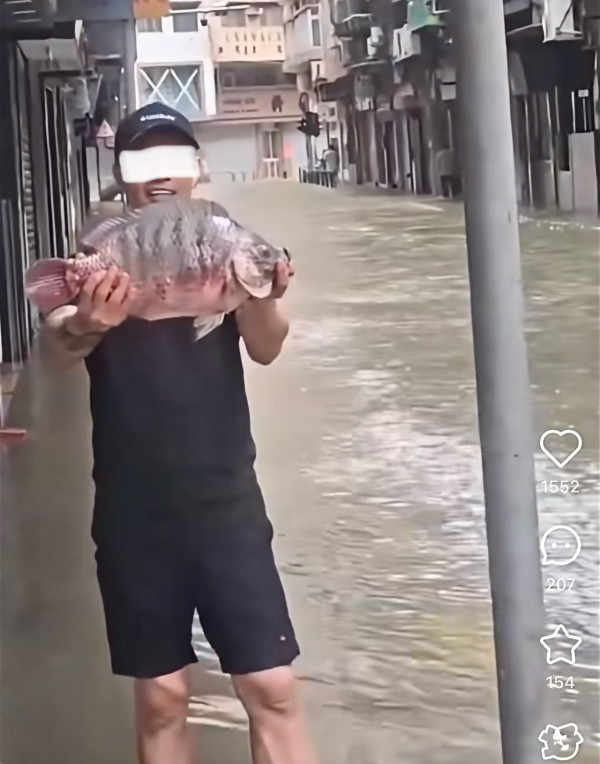 颱風樺加沙橫掃澳門海水倒灌街道變池塘  居民徒手捉大魚