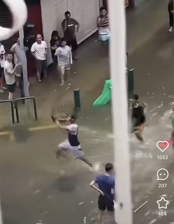 颱風樺加沙橫掃澳門海水倒灌街道變池塘  居民徒手捉大魚