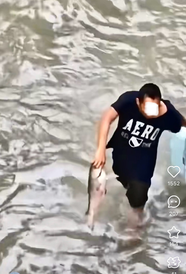 颱風樺加沙橫掃澳門海水倒灌街道變池塘  居民徒手捉大魚