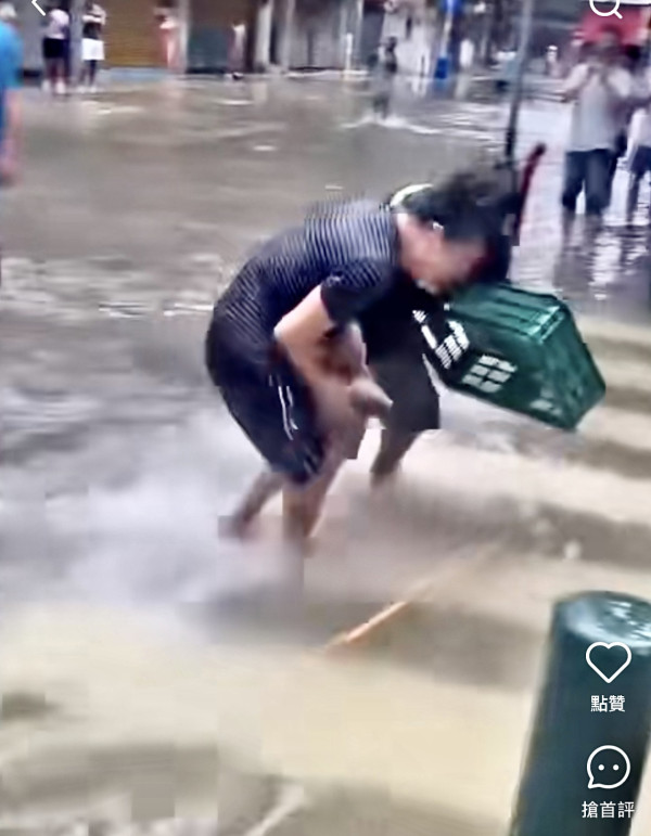 颱風樺加沙橫掃澳門海水倒灌街道變池塘  居民徒手捉大魚