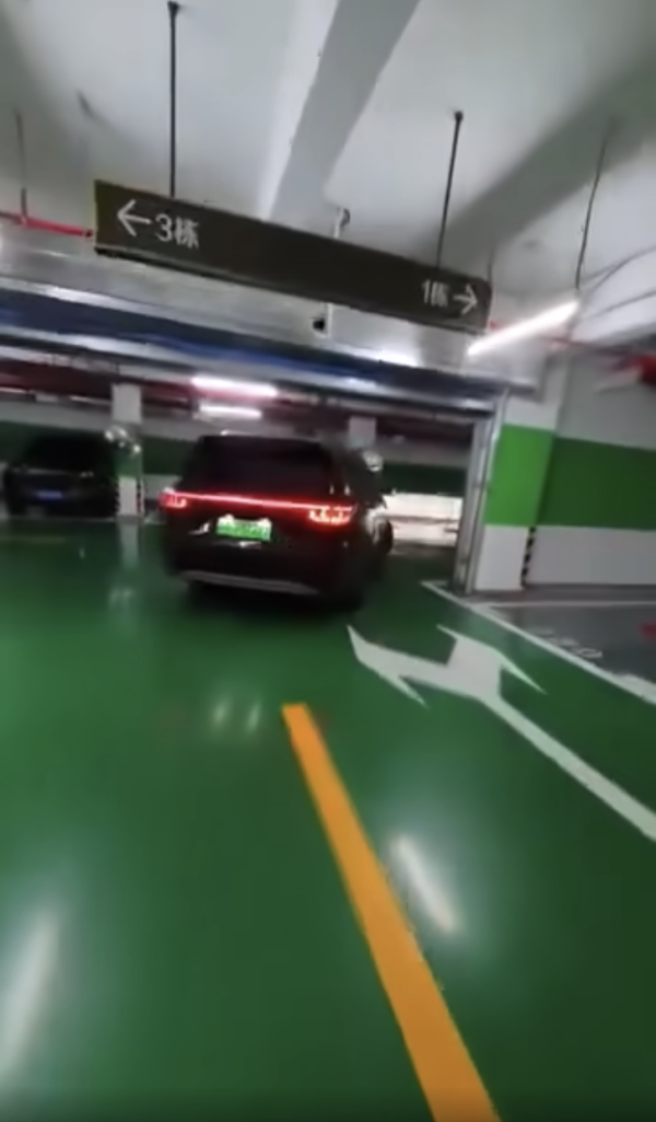 內地自動駕駛「智能叛變」？不顧車主叫停越叫越走 網民分析背後願意可能係...