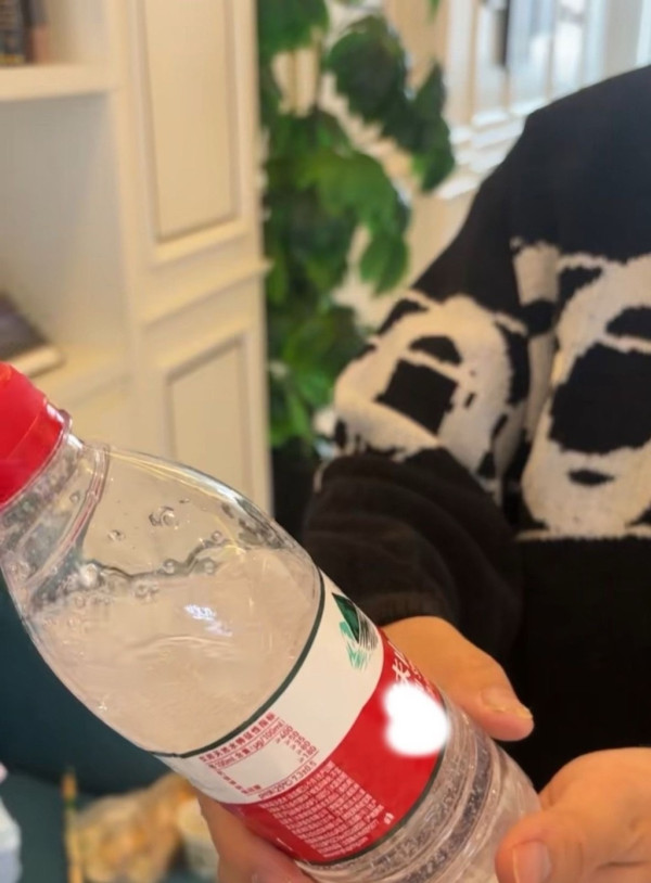 酒店住客飲「樽裝水」喉嚨灼傷 喉嚨灼傷 官方推測不明液體‎真身 