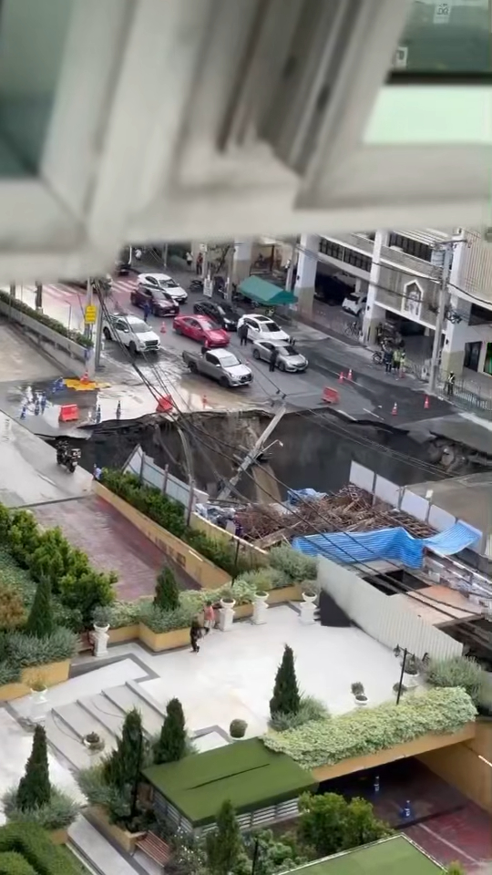 曼谷市中心地陷驚現50米巨坑 警車被吞噬、醫院緊急疏散 疑施工惹禍 