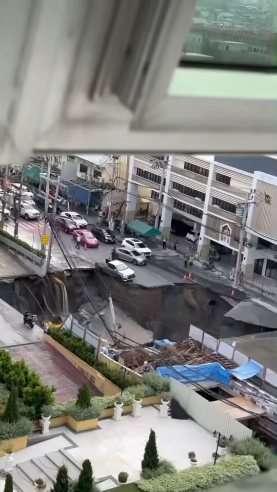 曼谷市中心地陷驚現50米巨坑 警車被吞噬、醫院緊急疏散 疑施工惹禍 