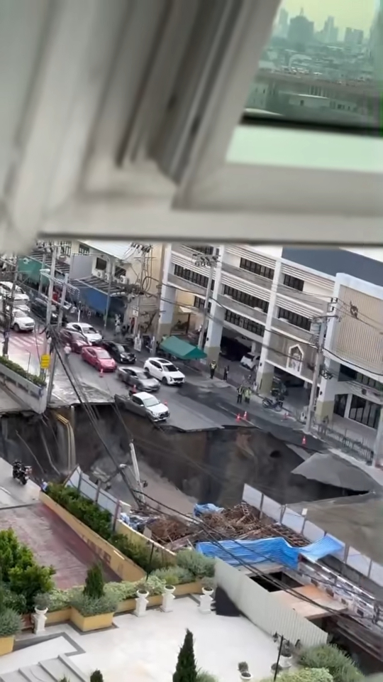 曼谷市中心地陷驚現50米巨坑 警車被吞噬、醫院緊急疏散 疑施工惹禍 