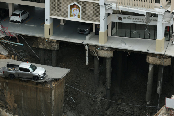 曼谷市中心地陷驚現50米巨坑 警車被吞噬、醫院緊急疏散 疑施工惹禍 