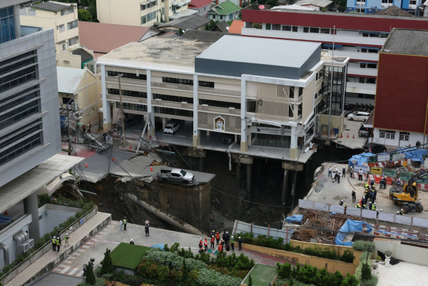 曼谷市中心地陷驚現50米巨坑 警車被吞噬、醫院緊急疏散 疑施工惹禍 
