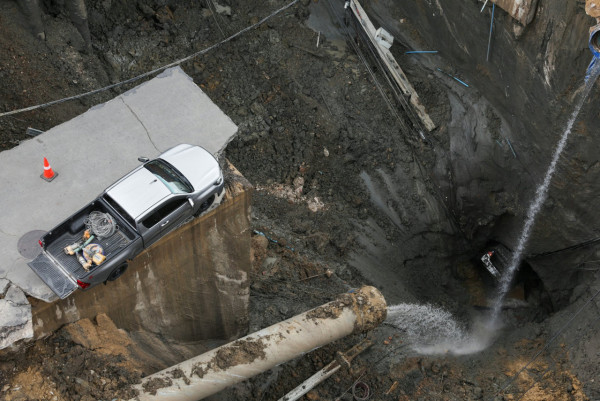 曼谷市中心地陷驚現50米巨坑 警車被吞噬、醫院緊急疏散 疑施工惹禍 