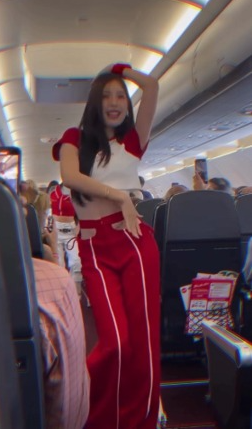 空姐機上露腰裝勁歌熱舞！乘客瘋狂打卡拍片 網友反應兩極 