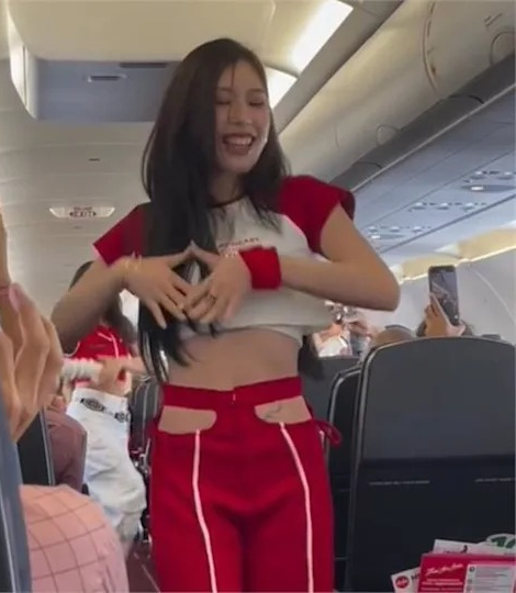 空姐機上露腰裝勁歌熱舞！乘客瘋狂打卡拍片 網友反應兩極 