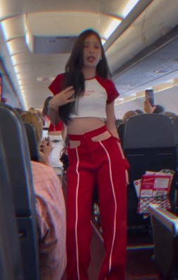 空姐機上露腰裝勁歌熱舞！乘客瘋狂打卡拍片 網友反應兩極 