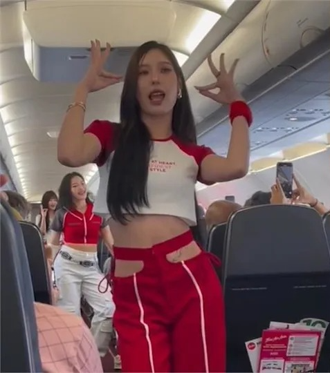 空姐機上露腰裝勁歌熱舞！乘客瘋狂打卡拍片 網友反應兩極 