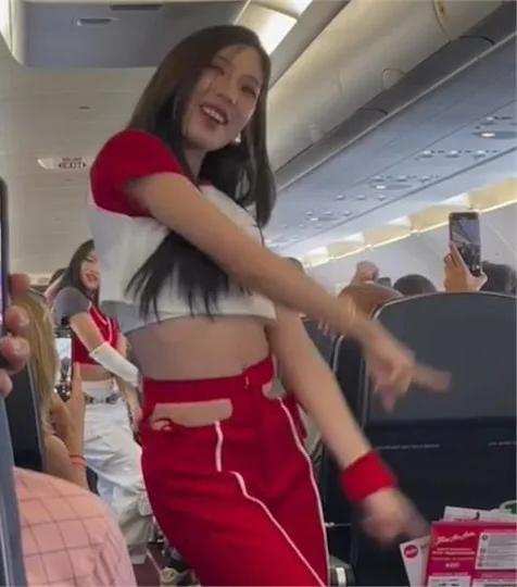 空姐機上露腰裝勁歌熱舞！乘客瘋狂打卡拍片 網友反應兩極 