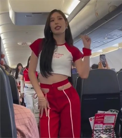 空姐機上露腰裝勁歌熱舞！乘客瘋狂打卡拍片 網友反應兩極 