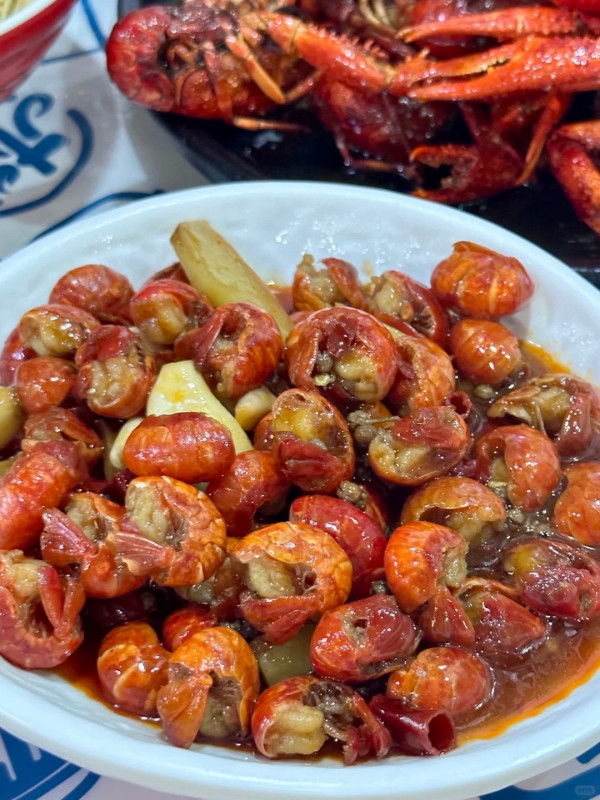 松哥油燜大蝦。圖片來源:小紅書@吃吃喝喝 松哥油燜大蝦。圖片來源:小紅書@吃吃喝喝