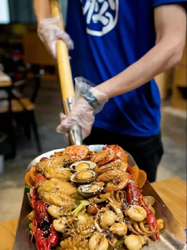 松哥油燜大蝦。圖片來源:小紅書@酸辣果子 松哥油燜大蝦。圖片來源:小紅書@酸辣果子