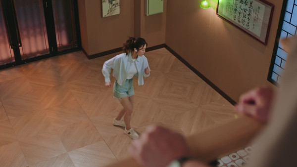 俠醫｜張曦雯搣甩女神形象再掀「黑絲旋風」熱 行政造型大晒S身形無敵美腿