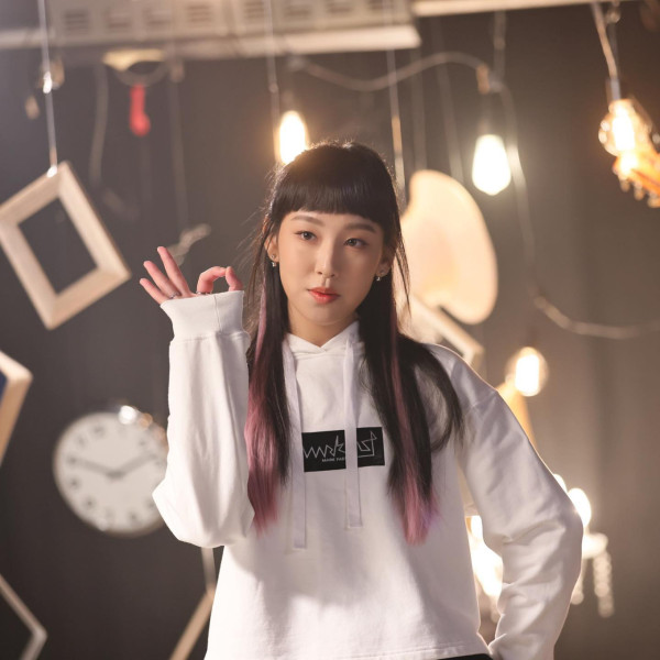 炎明熹離巢後獲百億富商垂青尊稱阿姐！二人合照曝光揭不為人知真實關係