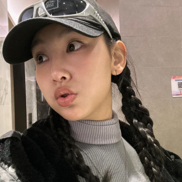 炎明熹離巢後獲百億富商垂青尊稱阿姐！二人合照曝光揭不為人知真實關係