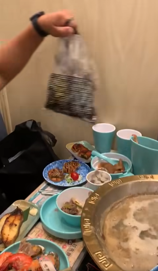 荃灣廣場海鮮放題驚揭「食霸」！男女偷藏大量海鮮肥牛 嚇窒職員：成袋呀？ 黃傑龍提醒一事 小心原告變被告