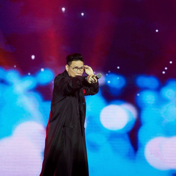 蘇永康被爆背妻密會年輕索女海旁談心 超親暱互動曝光惹出軌嫌疑形象崩壞