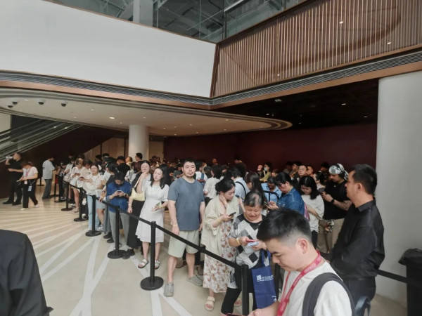 Chiikawa 遠征上海首設專賣店 粉絲黃牛排隊瘋搶 豪買過20袋公仔吊飾