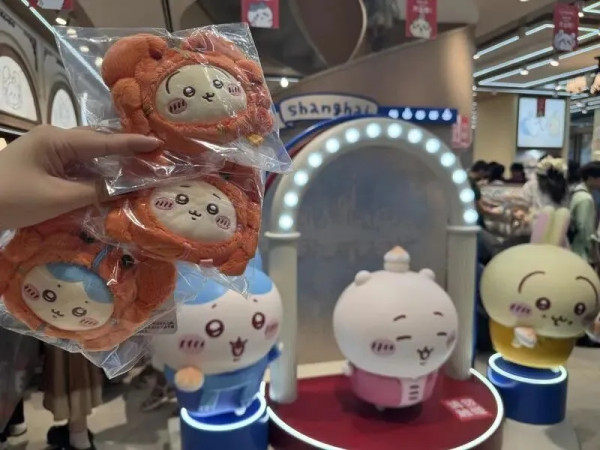 Chiikawa 遠征上海首設專賣店 粉絲黃牛排隊瘋搶 豪買過20袋公仔吊飾