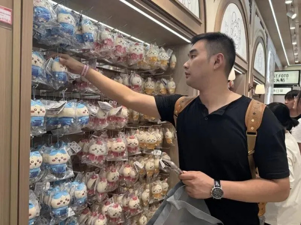 Chiikawa 遠征上海首設專賣店 粉絲黃牛排隊瘋搶 豪買過20袋公仔吊飾